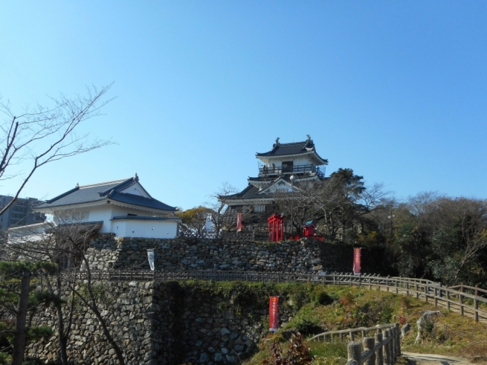 出世城 の紅葉に包まれながら お城ならではの体験を 浜松白洋舎のクリーニング